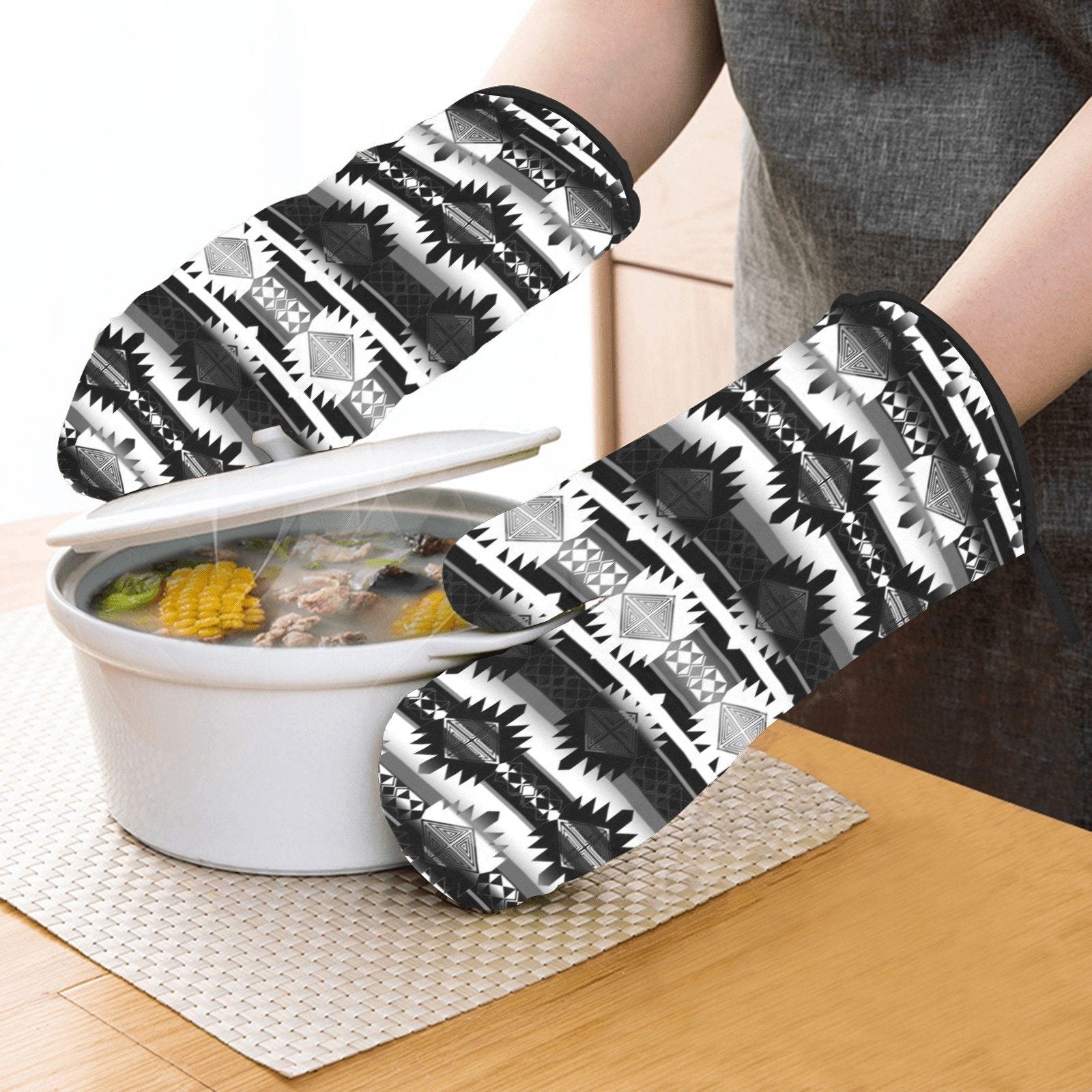 Okotoks Black and White Oven Mitt & Pot Holder Oven Mitt & Pot Holder e-joyer