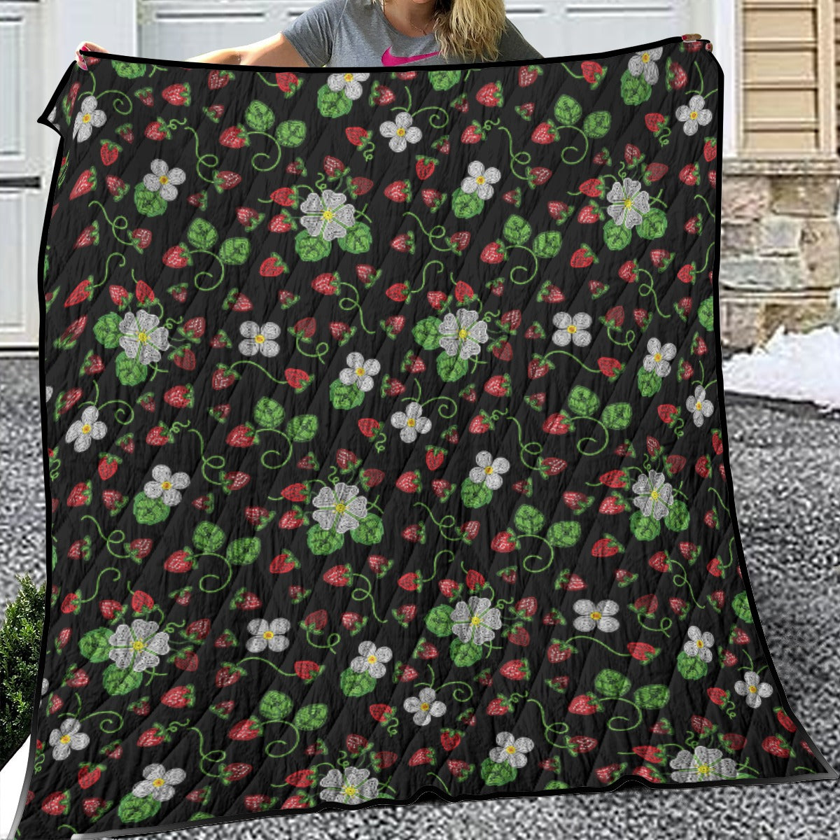 Strawberry Dreams Midnight Lightweight & Breathable Quilt With Edge-wrapping Stripsv