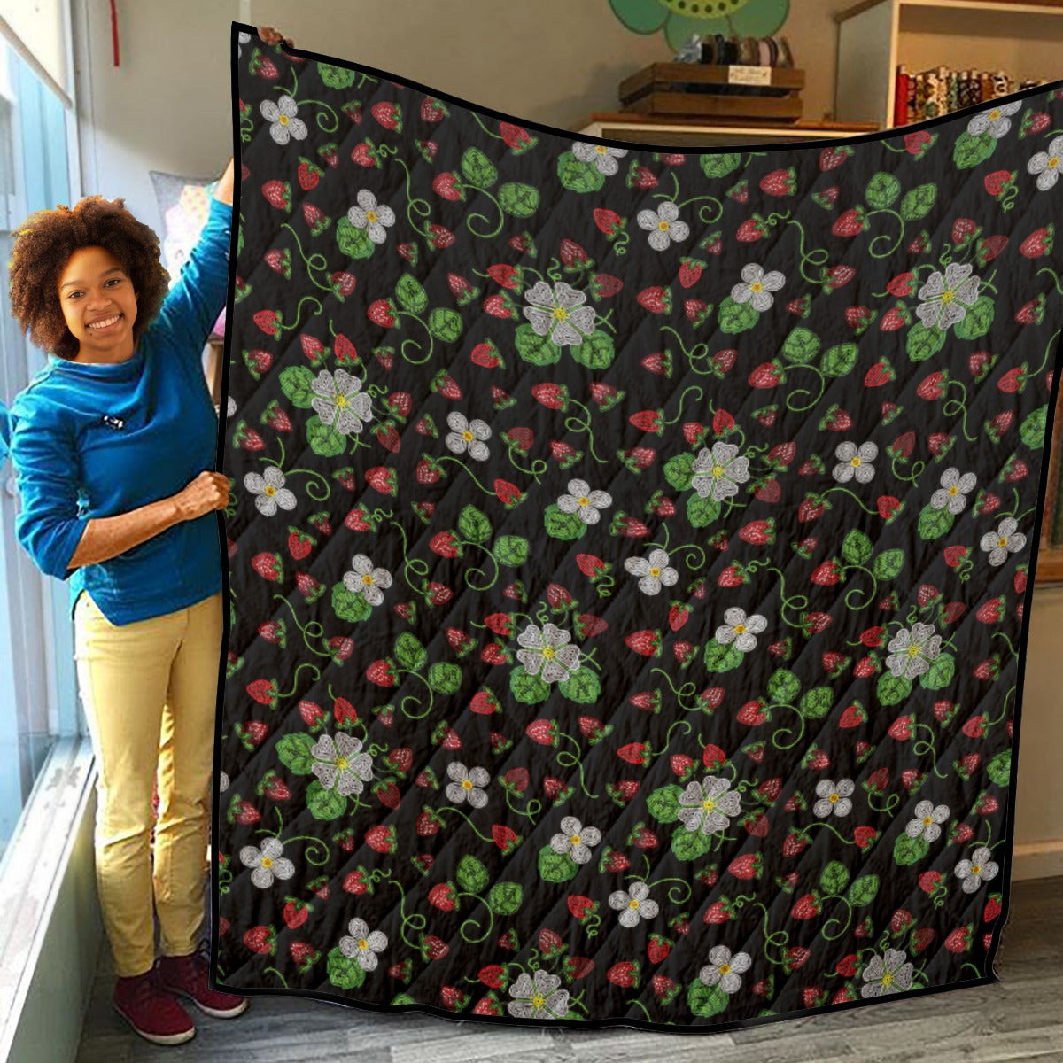 Strawberry Dreams Midnight Lightweight & Breathable Quilt With Edge-wrapping Stripsv
