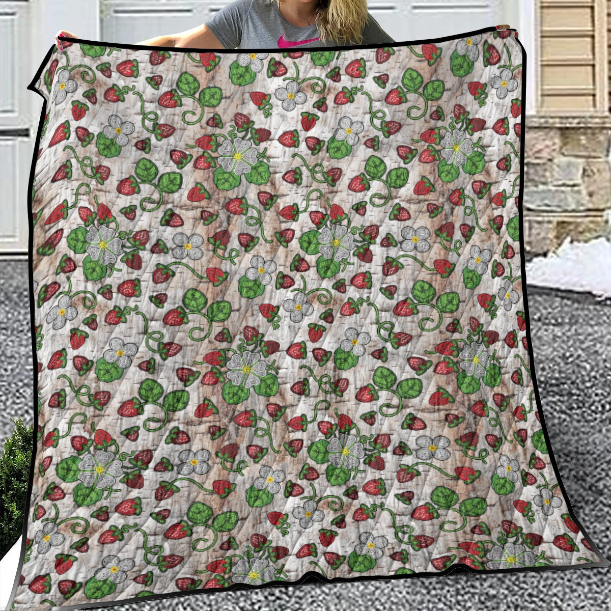 Strawberry Dreams Br Bark Lightweight & Breathable Quilt With Edge-wrapping Strips